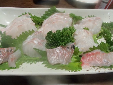 スジアラ料理 南日本に生息するハタ科のスジアラ 大きくなると１ｍ達するという 皮は厚く 脂は多く 汁にするととてつもなくいい出汁が出る 鹿児島ではアカセビ 沖縄ではアカジンと言ったりする 南九州では最も珍重されている高級魚である