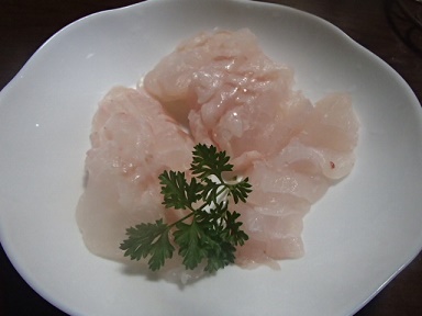 スジアラ料理 南日本に生息するハタ科のスジアラ 大きくなると１ｍ達するという 皮は厚く 脂は多く 汁にするととてつもなくいい出汁が出る 鹿児島ではアカセビ 沖縄ではアカジンと言ったりする 南九州では最も珍重されている高級魚である